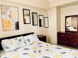 1 bedroom, iron/ironing board, WiFi, bed sheets - Modern Comfort at Avida Riala (Cebu City)