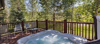 Oak Point Place with Private Hot Tub, Panoramic views, Free shuttle, Fireplace