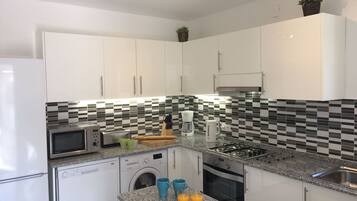 JÀÀkaappi, mikroaaltouuni, uuni, liesi