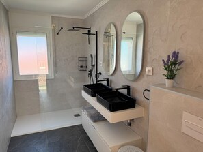 Shower, hair dryer, towels, soap - Villa Sabina - a magic place of joy with pool/hot tub, 20min from PortAventura (Costa del Zefir)