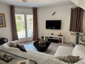 TV connectée, cheminée, lecteur de DVD, table de tennis de table