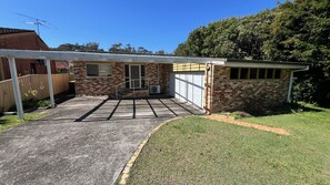Exterior - Beautiful house, located in a quiet area of town with its own private pool (South West Rocks)