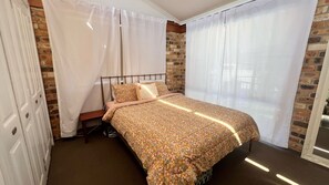 Room - Beautiful house, located in a quiet area of town with its own private pool (South West Rocks)