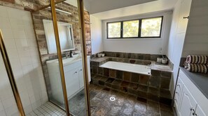 Bathroom - Beautiful house, located in a quiet area of town with its own private pool (South West Rocks)