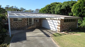 Exterior - Beautiful house, located in a quiet area of town with its own private pool (South West Rocks)