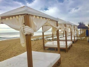 在海灘附近、沙灘巾