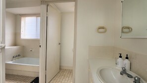 Baignoire, serviettes fournies
