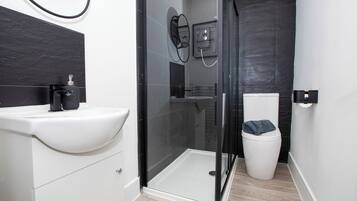 House, Multiple Beds | Bathroom | Shower, towels