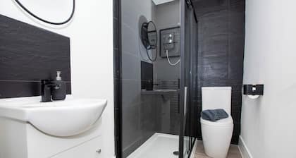 Impeccable 4-bed House Facing Anfield Stadium