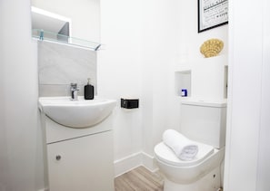 House, Multiple Beds | Bathroom | Shower, towels - Impeccable 4-bed House Facing Anfield Stadium (Liverpool)