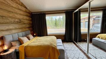 4 bedrooms, desk, iron/ironing board, free WiFi