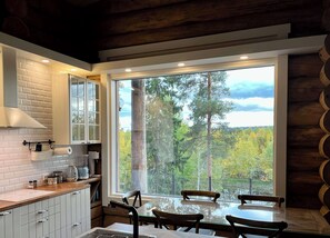 Fridge, microwave, oven, stovetop - Stunning traditional, but modern and luxury silver log villa in Rovaniemi (Rovaniemi)