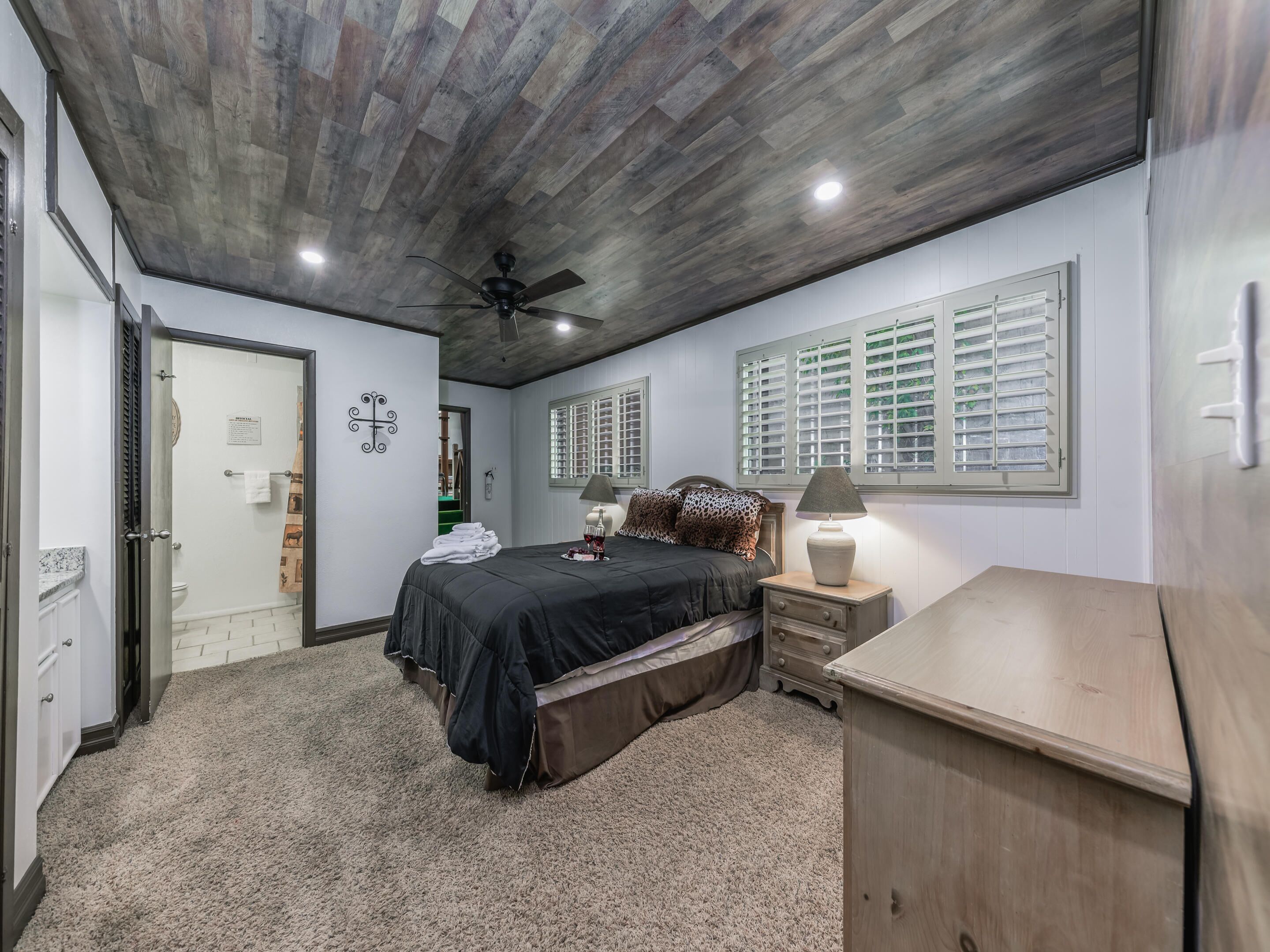 House, Multiple Beds, Kitchen | 4 bedrooms, individually decorated, individually furnished, bed sheets