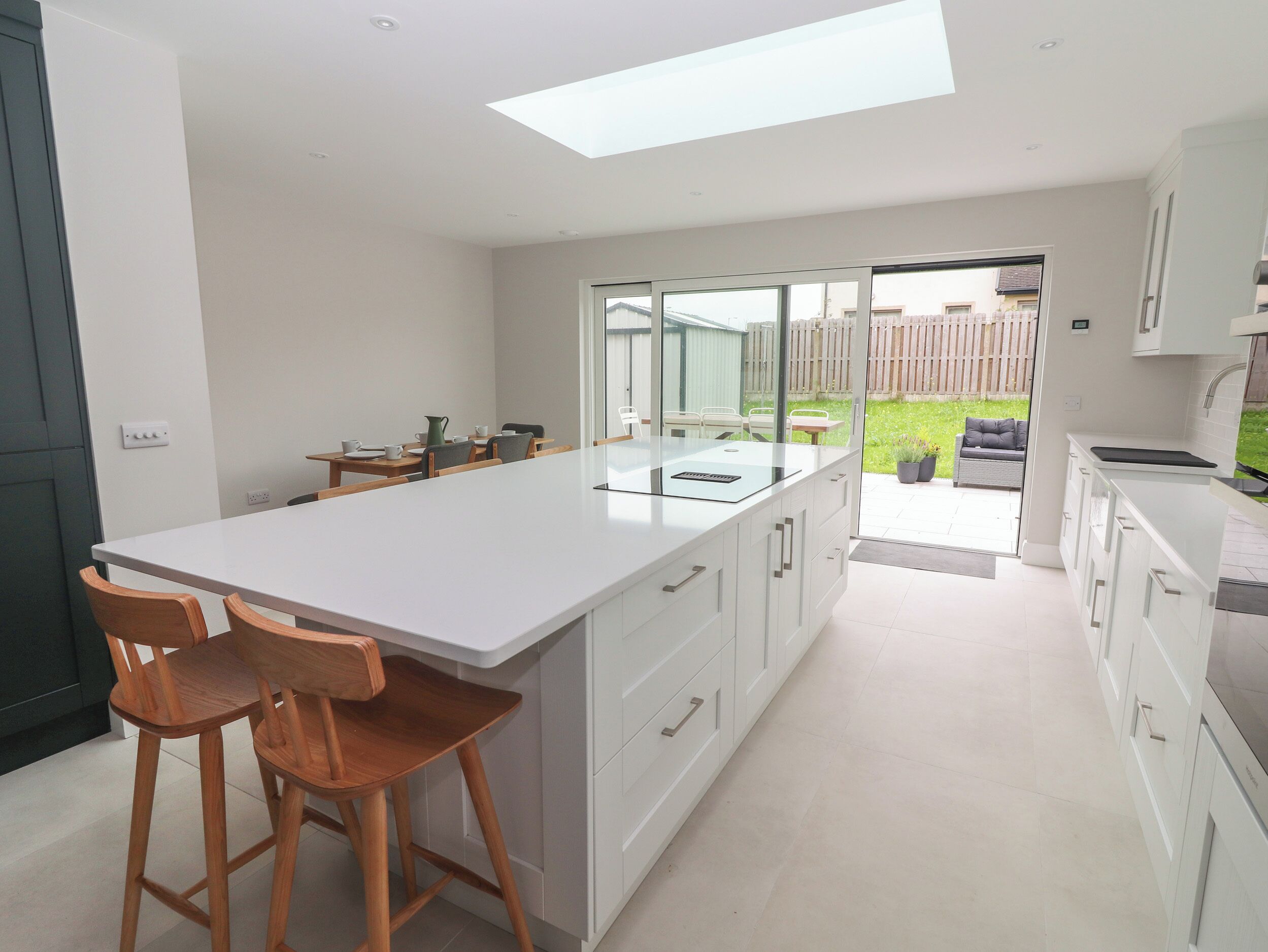 Lavavajillas, tetera/pava eléctrica, tostadora, utensilios de cocina