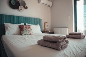 Appartement Panoramique, 2 chambres, non-fumeurs, vue mer | 2 chambres, draps en coton égyptien, literie de qualité supérieure