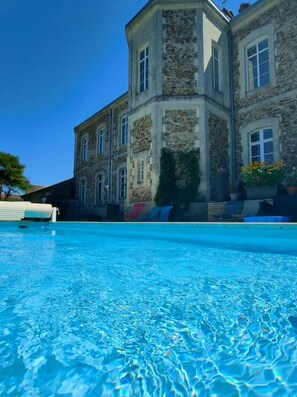 Outdoor pool, a heated pool - Gîte 4 Pers. Proche du Puy du Fou (Mesnard-la-Barotière)