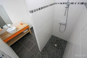 Dusche, Haartrockner, Handtücher, Seife