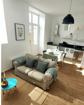 TV, tavolo da calcetto, tavolo da ping pong, libri