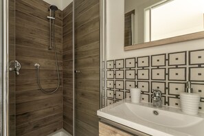 Douche, sĂšche-cheveux, bidet