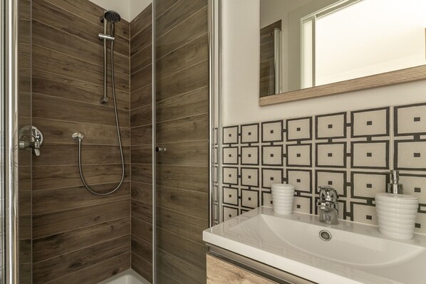 A modern bathroom with a shower, a sink, and a mirror. - Casa Di Luca Eroica, Pool (Pievasciata)