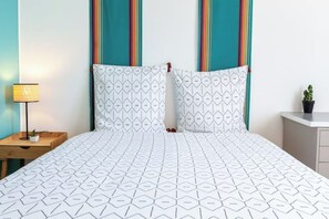 3 soverom, skrivebord, strykejern/-brett og reiseseng for barn