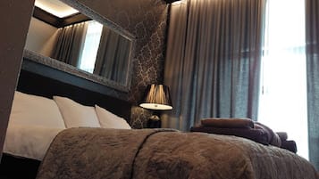 2 bedrooms, desk, iron/ironing board, WiFi