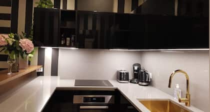 Deluxe Designer Apartment - Super Central Location