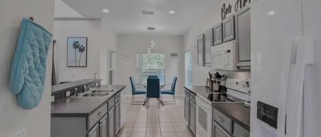 Refrigerador, microondas, horno, placa de cocina