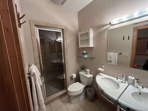 Baignoire, séchoir à cheveux, serviettes fournies, shampooing
