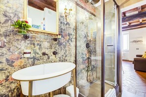 Shower, hair dryer, towels, soap - Explore Rome from this apartment in the heart of Campo de Fiori. (Roma)