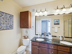 公寓客房, 多張床, 庭院, 海灘景觀 | 浴室 | 毛巾、衛生紙