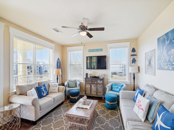 公寓客房, 多張床, 庭院, 海灘景觀 | 起居區 | 50-吋電視,提供有線頻道