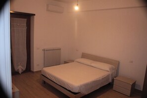 1 bedroom, desk, travel crib, free WiFi - vicino centri commerciali, Fiera di Roma e aeroporto. Buoni collegamenti a Roma. (Piana del Sole)