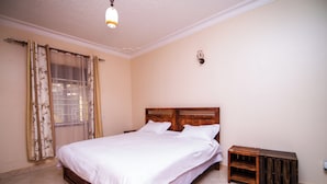 Iron/ironing board (on request), WiFi (free), individually furnished - najjera (Kampala)