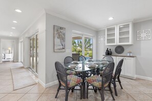 獨棟房屋, 多張床,   可使用泳池, 泳池景觀 | 用餐區