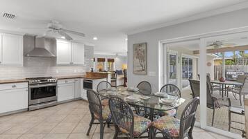 獨棟房屋, 多張床, 可使用泳池, 泳池景觀 | 用餐區