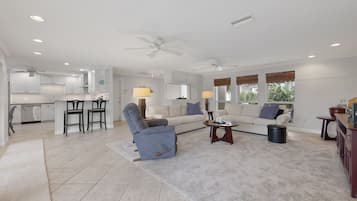 獨棟房屋, 多張床, 可使用泳池, 泳池景觀 | 起居區 | 50-吋電視,提供數位頻道