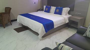 Minibar, escritorio, espacio para trabajar con laptop y wifi gratis