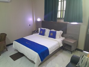 Minibar, desk, laptop workspace, free WiFi - VEGAS LUXURY HOTEL (Dar es Salaam)