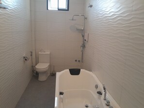 Executive Suite | Bathroom | Rainfall showerhead, free toiletries, bathrobes, slippers
