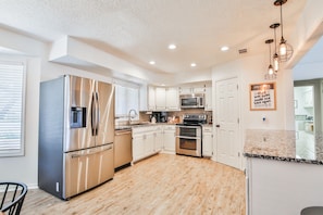 Fridge, microwave, oven, stovetop - Lubbock’s Boho Bungalow (Lubbock)
