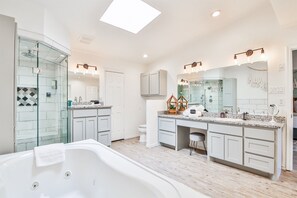 Combined shower/bathtub, jetted bath, towels