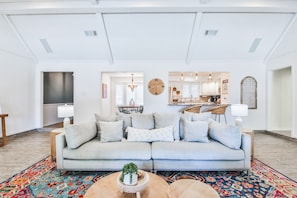 Smart TV, fireplace - Lubbock’s Boho Bungalow (Lubbock)