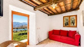 Standard House, 2 Bedrooms, 2 Bathrooms (Family Friendly Rosa House Amazing) | Living area