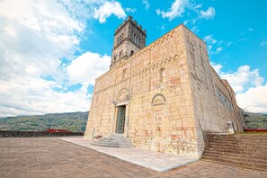 A historic building with a prominent tower, a large entrance, and a staircase leading up to the entrance. - Family Friendly Rosa House Amazing View (Barga)