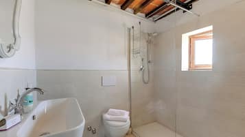 Casa Standard, camere multiple, 2 bagni (Family Friendly Rosa House Amazing) | Bagno | Vasca e doccia separate, asciugacapelli, bidet, asciugamani