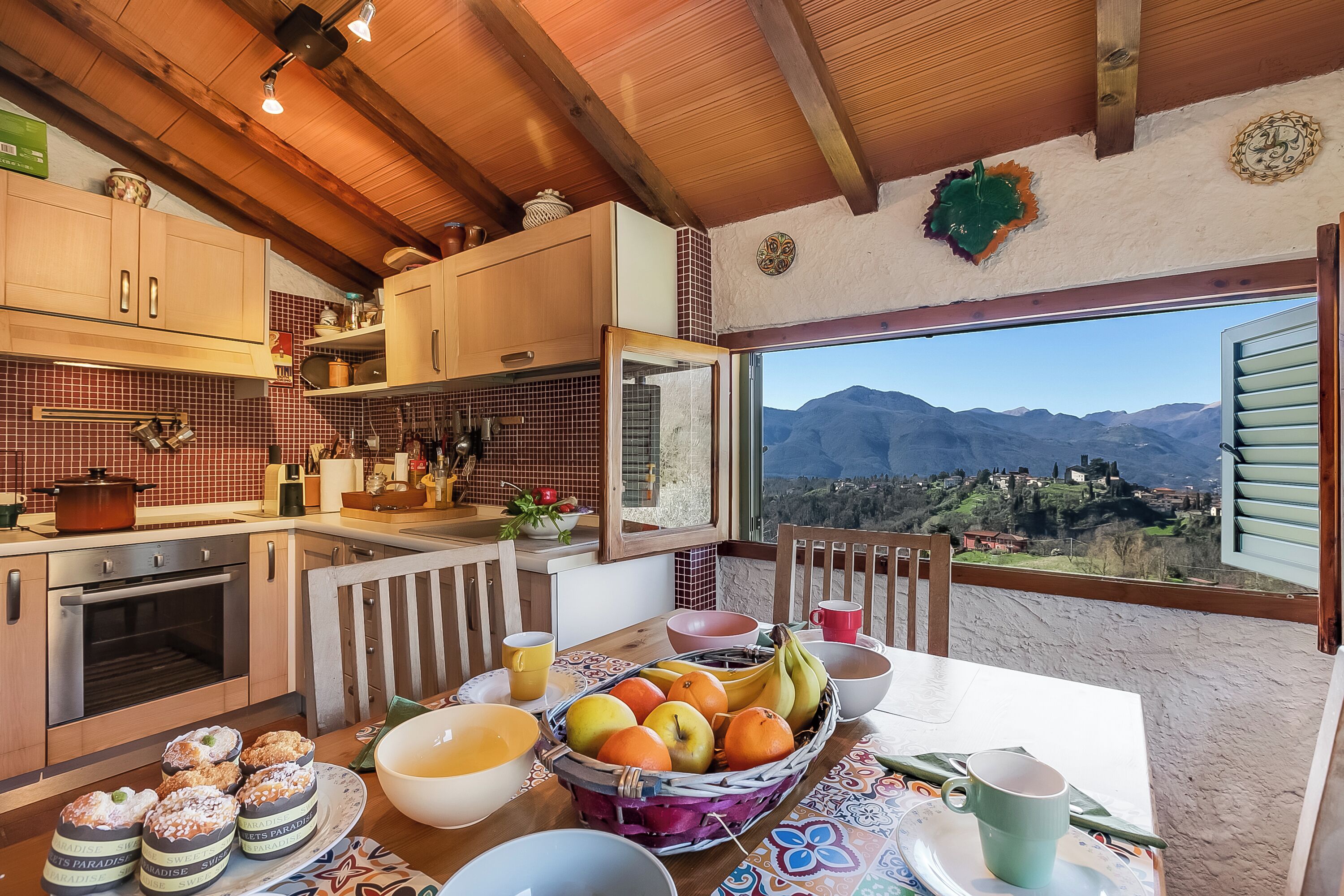 Frigorifero, forno, piano cottura, macchina per tè/caffè