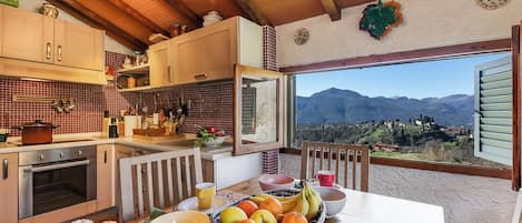 Kühlschrank, Ofen, Herdplatte, Wasserkocher mit Kaffee-/Teezubehör