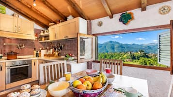 Standard House, 2 Bedrooms, 2 Bathrooms (Family Friendly Rosa House Amazing) | Private kitchen