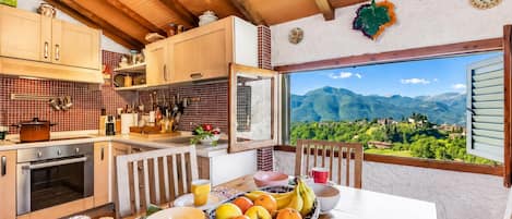 Standard House, 2 Bedrooms, 2 Bathrooms (Family Friendly Rosa House Amazing) | Private kitchen